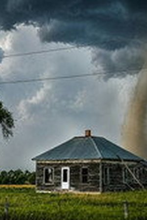 In the Eye of the Storm: Chasers Season 1 Episode 5 - Poster